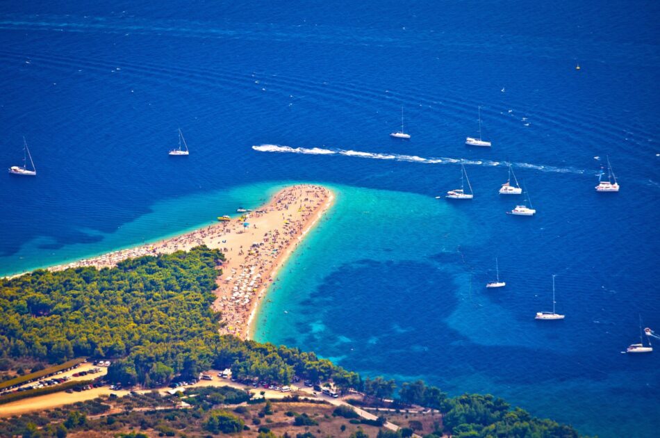 Zlatni rat beach op het eiland brac in kroatie