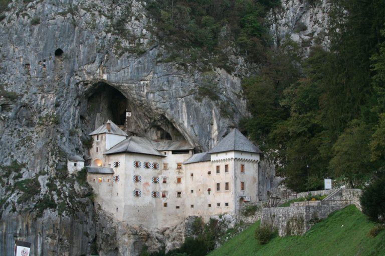 Predjama Kasteel Postonja grotten in Kroatie