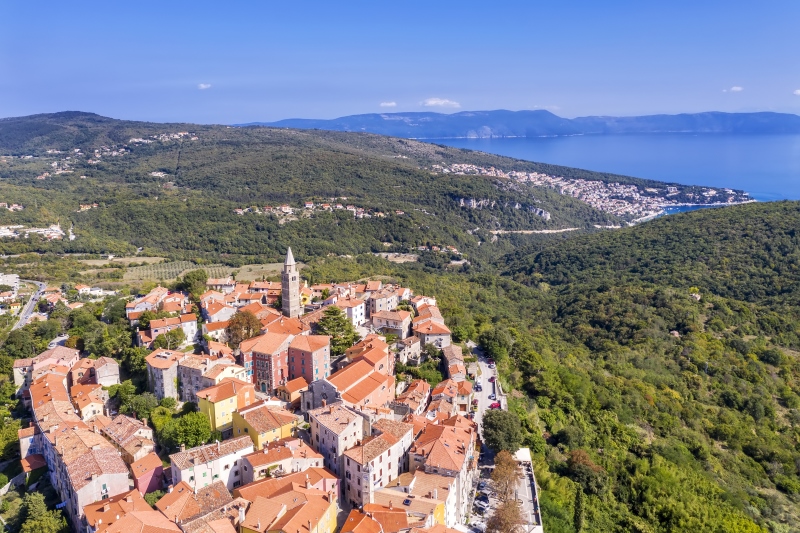 De stad Labin in kroatie met uitzicht op Rabac