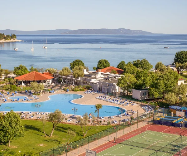 Camping Oliva Kroatie uitzicht op het zwembad